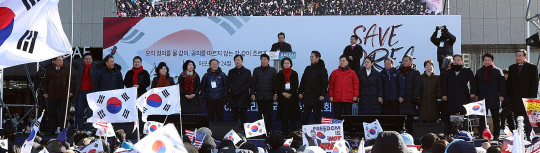8일 오후 동대구역 광장에서 열린 국가비상기도회에 이철우 경북도지사와 국민의힘 대구·경북 국회의원 등이 연단에 올라 집회 참가자들에게 인사하고 있다.[연합뉴스]